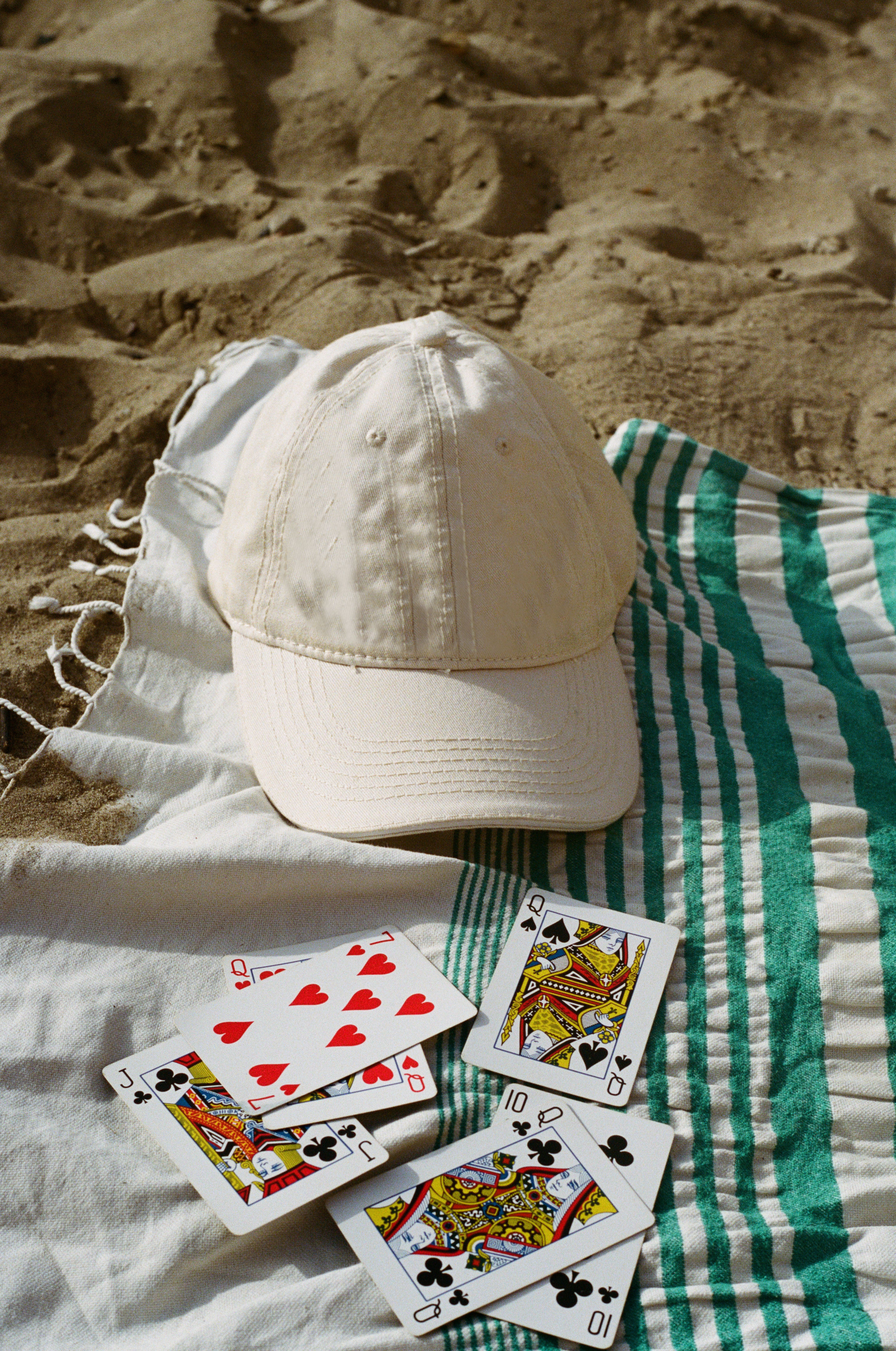 Source-feed image associated with From Mahjong to Dominoes, the Best Travel Game Sets