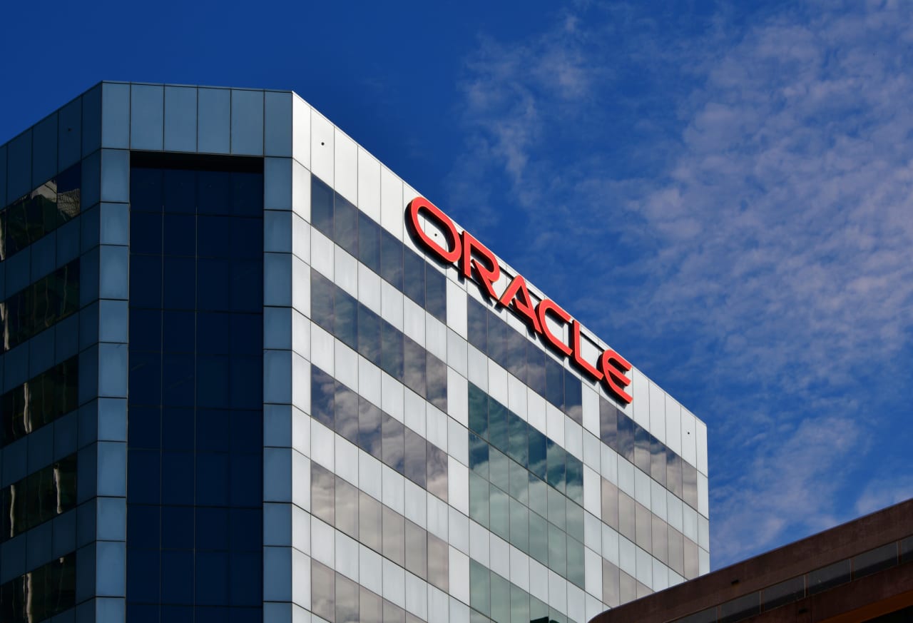 Image from linked report: Oracle’s stock is falling as investors fear a data-center setback