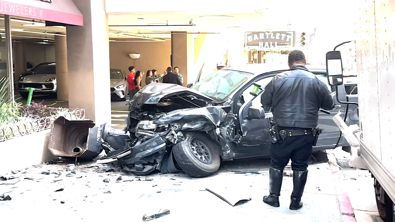 Source-feed image associated with At least 2 pedestrians injured after truck crashes into SF light pole, authorities say