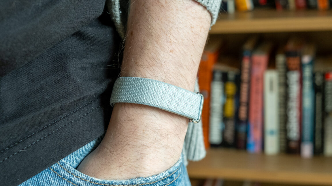 Source-feed image associated with The Fitbit Air is a good wearable weighed down by a chatty AI "coach"