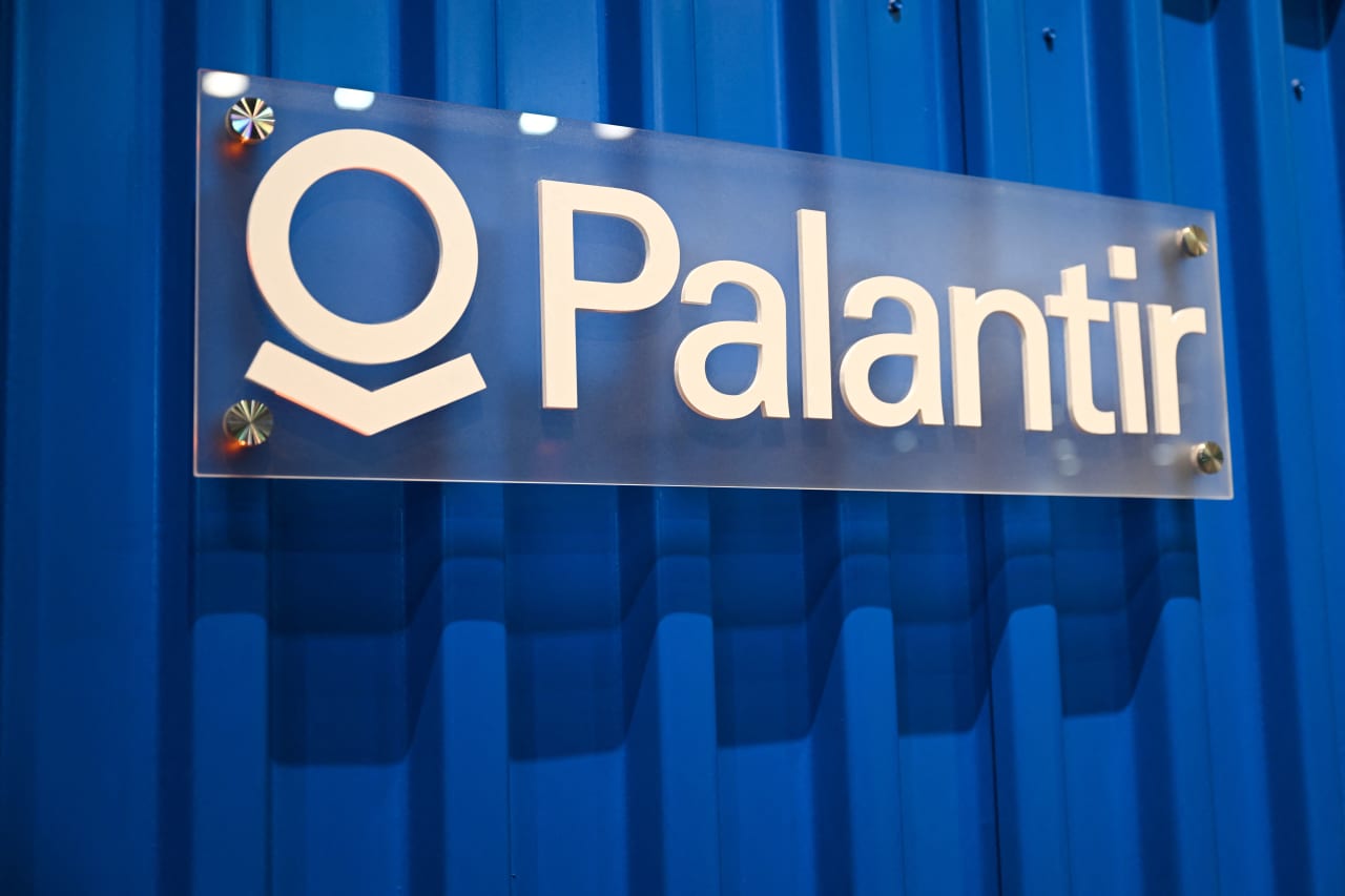 Source-feed image associated with Palantir’s stock is slumping. Why bond yields and Google may be to blame.