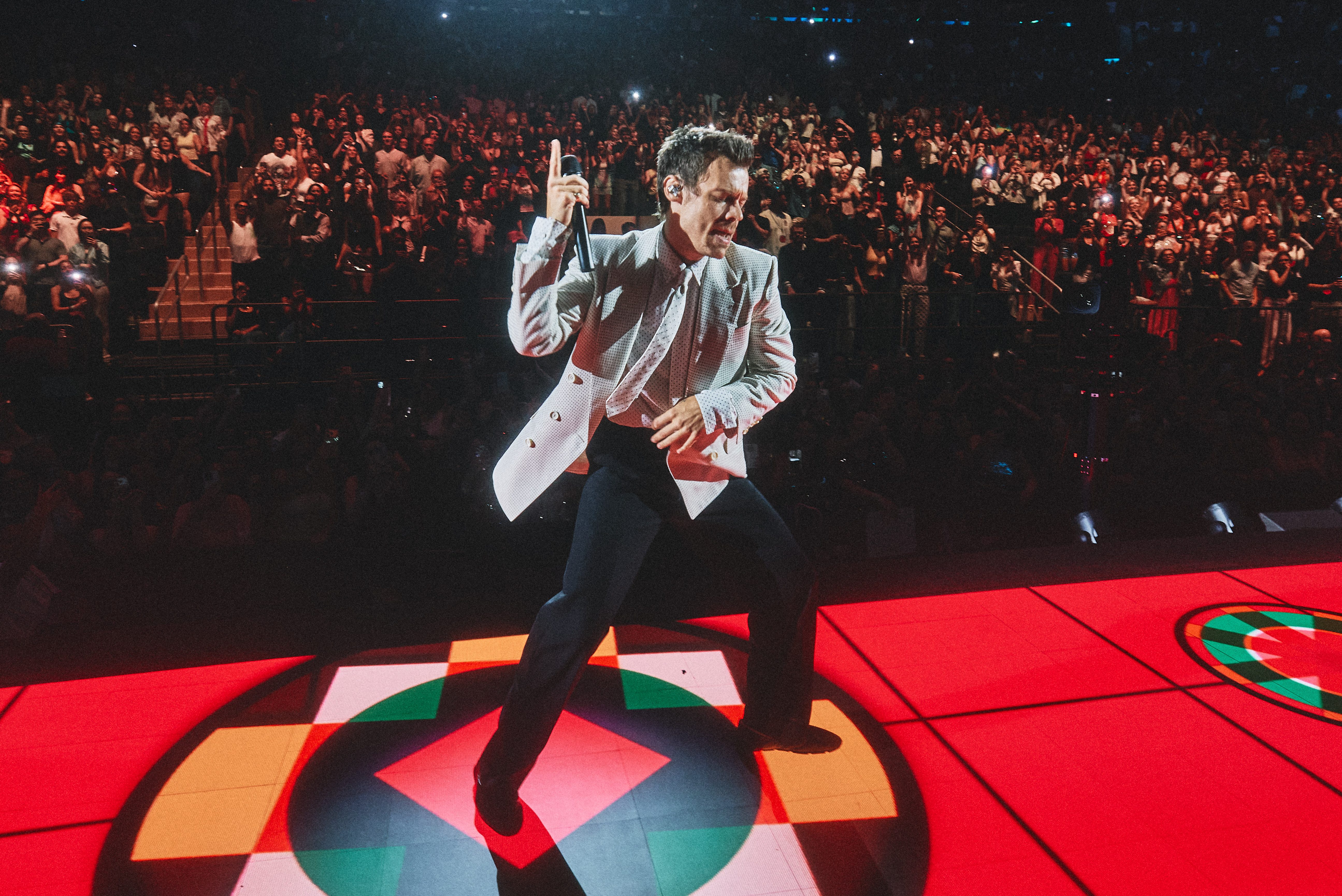 Source-feed image associated with Harry Styles Pays Tribute to Dolly Parton, Completely Revamps Setlist at Madison Square Garden Opening Night: Concert Review