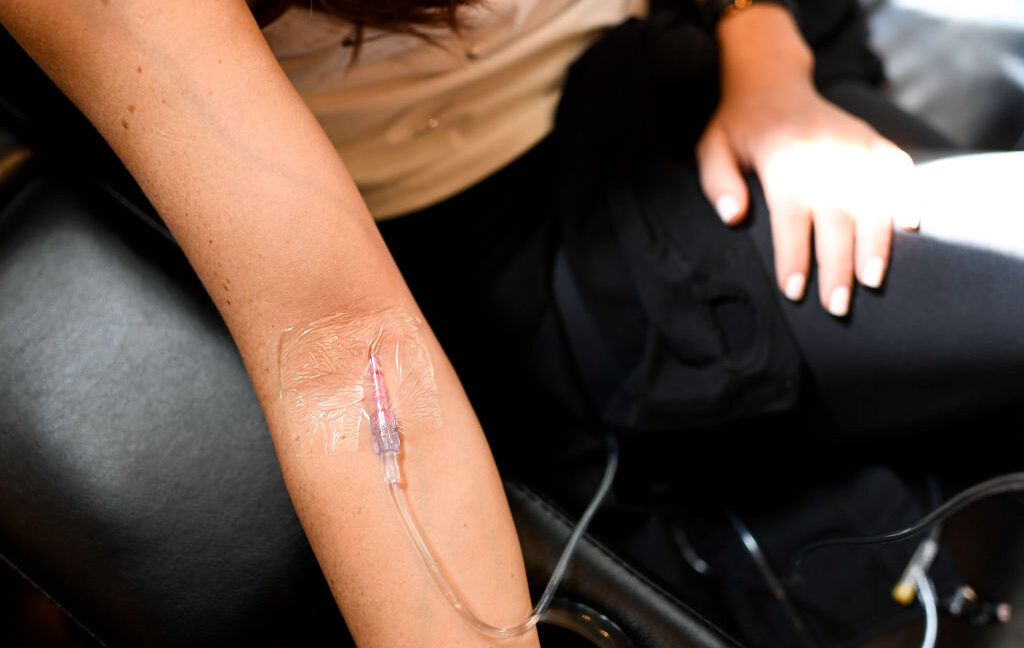 Source-feed image associated with IV drips used for "detoxification" actually filled with toxins; dozens poisoned