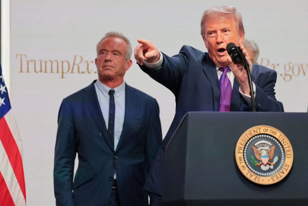 Source-feed image associated with Trump administration warns hundreds of hospitals to increase price transparency or face fines