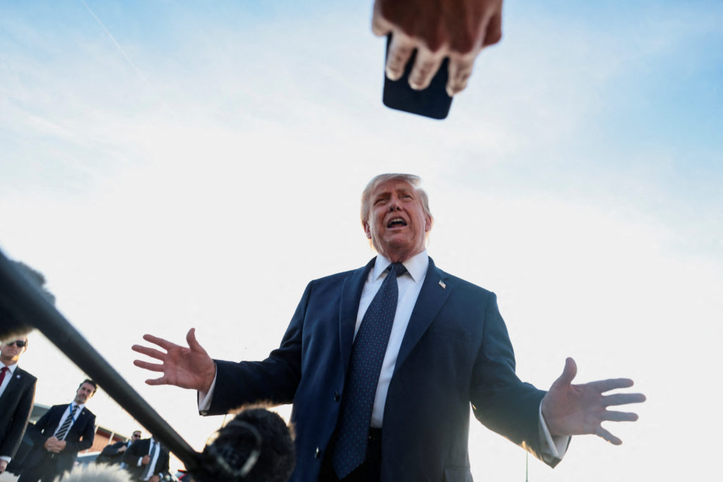 Source-feed image associated with Trump's economic approval rating hits new low, poll finds