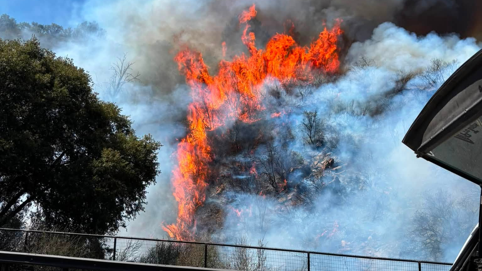 Source-feed image associated with Wildfire sparked by crash prompts evacuation orders in Mariposa County