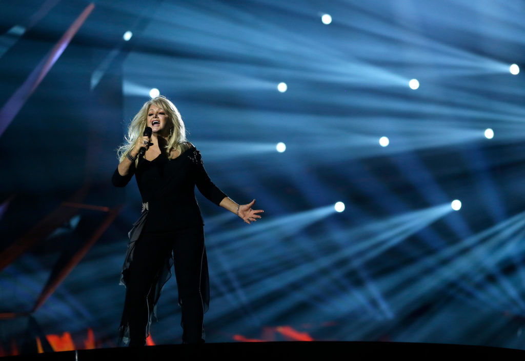 Source-feed image associated with Bonnie Tyler, who topped the charts with epic 'Total Eclipse of the Heart,' has died at 75
