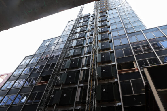 Source-feed image associated with Midtown Manhattan Buildings Evacuated After Collapse Warning