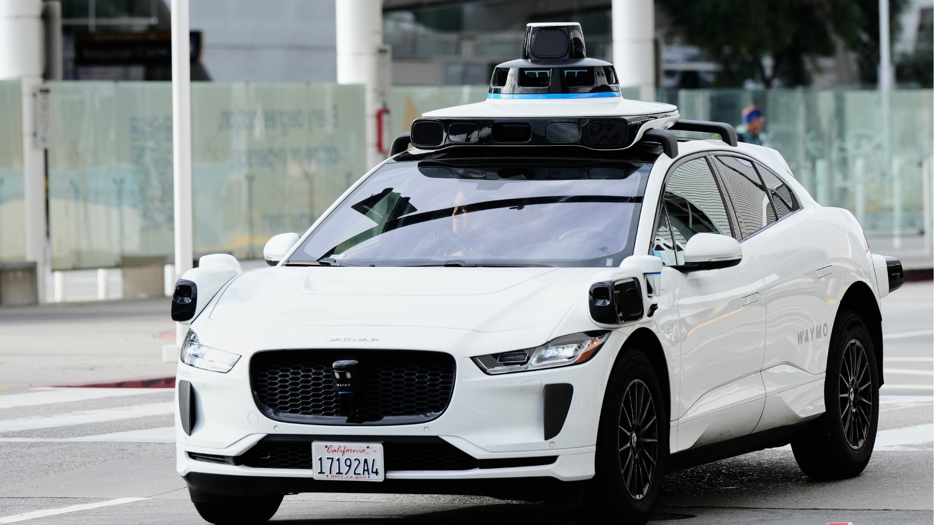 Source-feed image associated with New federal bill introduced by Bay Area lawmaker targets robotaxis blocking first responders
