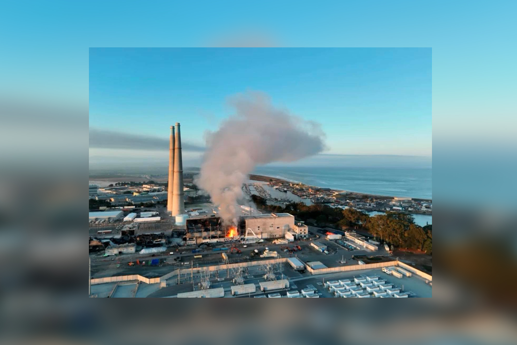 Source-feed image associated with Moss Landing Power Plant Fire Triggers Shelter-in-Place Warnings, Highway 1 Impacted