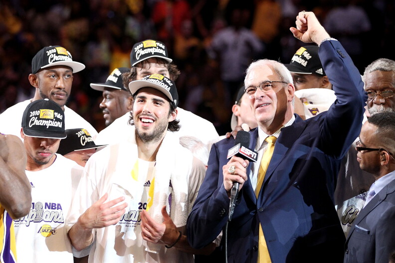Source-feed image associated with Lakers to unveil statue of championship-winning coach Phil Jackson next year