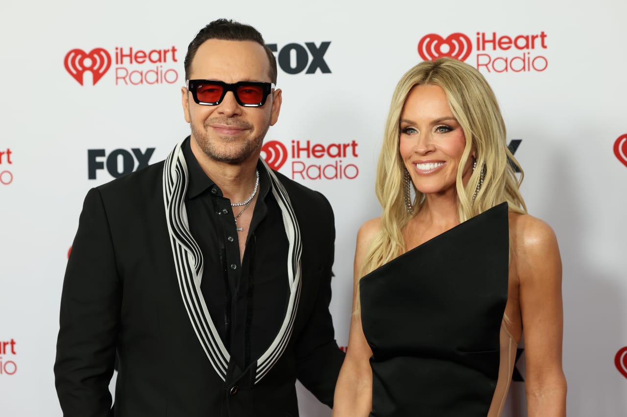 Image from linked report: Celebrity couple Jenny McCarthy and Donnie Wahlberg are selling $2.8 million Illinois home