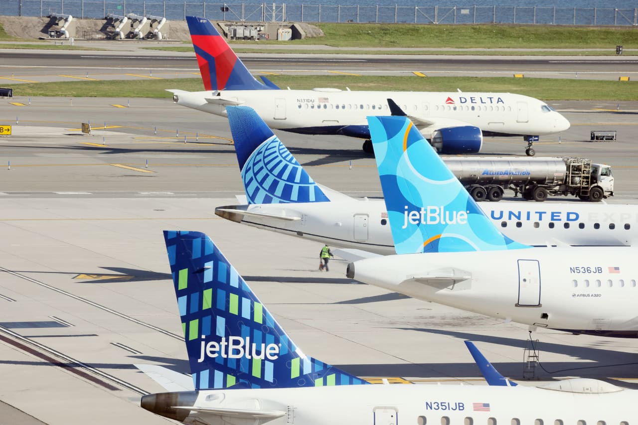Source-feed image associated with U.S. airline stocks are soaring as cheaper jet fuel and insatiable demand set up a summer boom