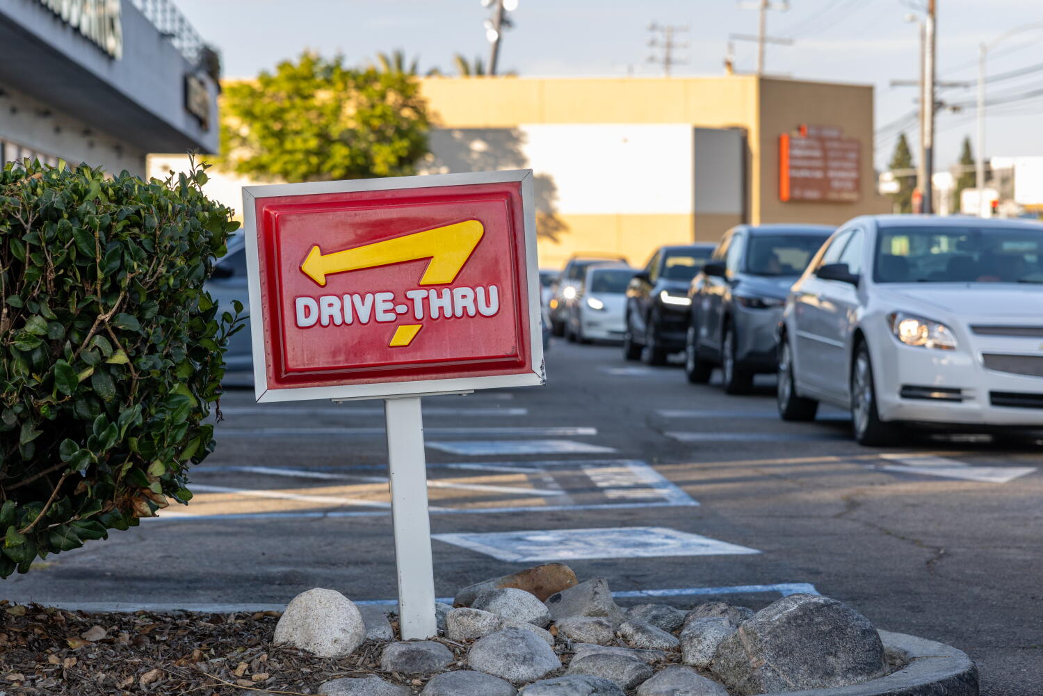 Source-feed image associated with Spatula-wielding hero leaps through In-N-Out window to protect workers