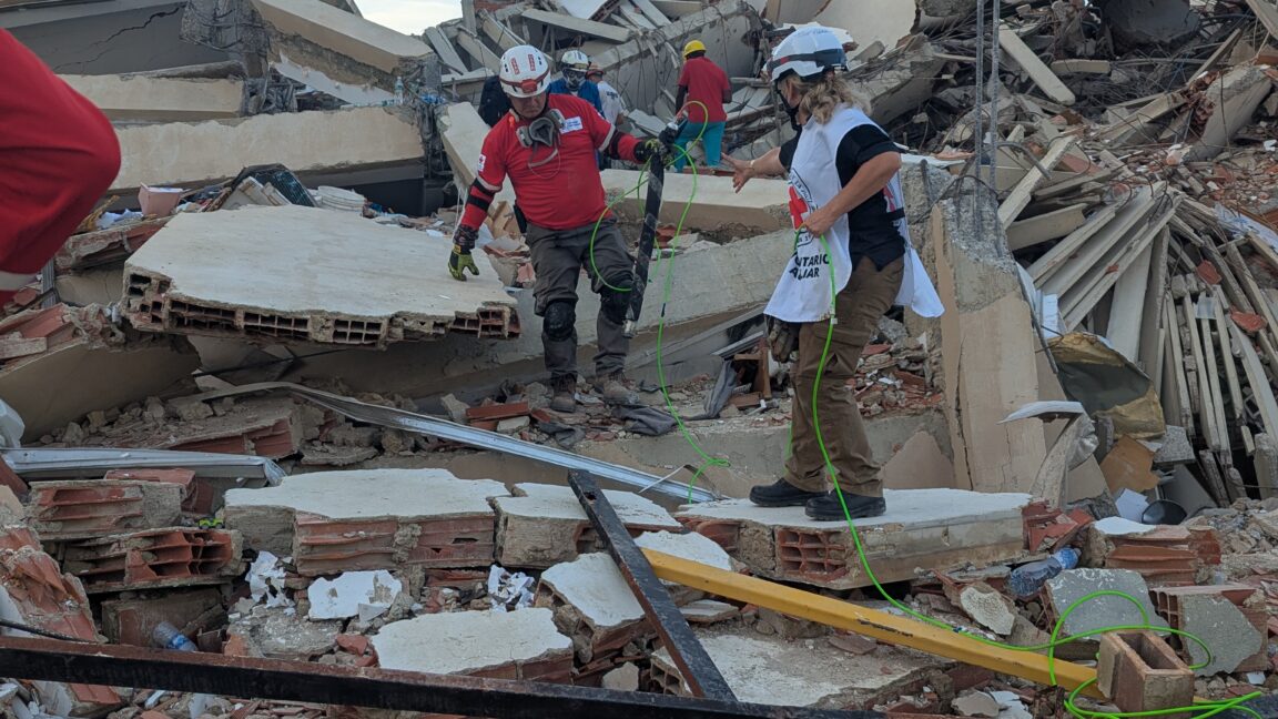 Source-feed image associated with Robot snakes searched for Venezuela earthquake survivors in collapsed buildings
