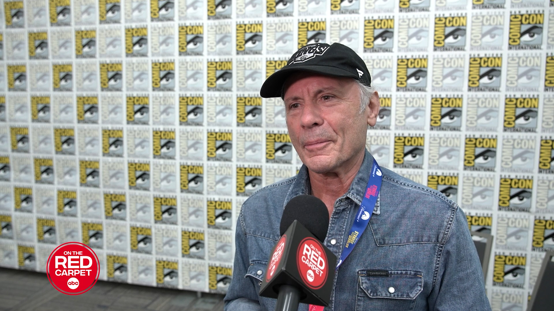 Source-feed image associated with Iron Maiden's Bruce Dickinson sings with Billie Joe Armstrong, signs new book at San Diego Comic-Con