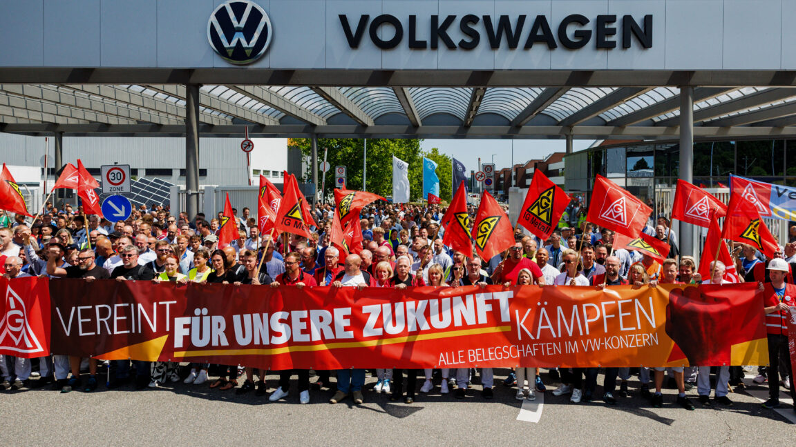 Source-feed image associated with Volkswagen Group tells its board how to fix it, unions disagree