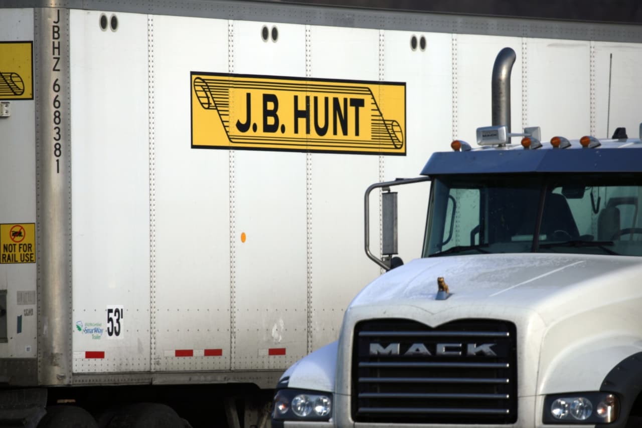 Source-feed image associated with The trucking market is tighter than it’s been in years — but investors are upbeat on J.B. Hunt
