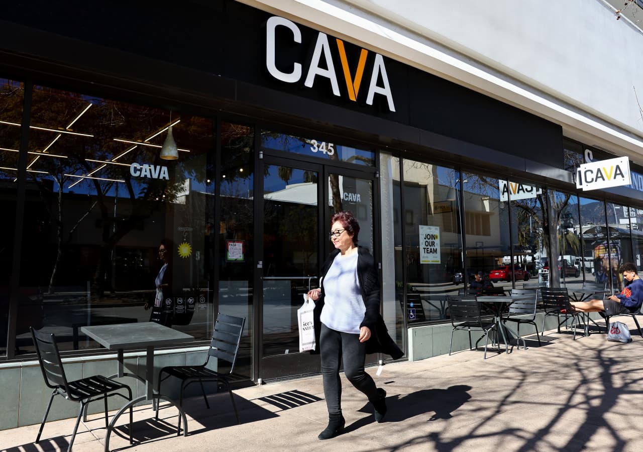 Source-feed image associated with Cava’s sales surge as diners swap lettuce for grain bowls and pitas amid food-safety scare