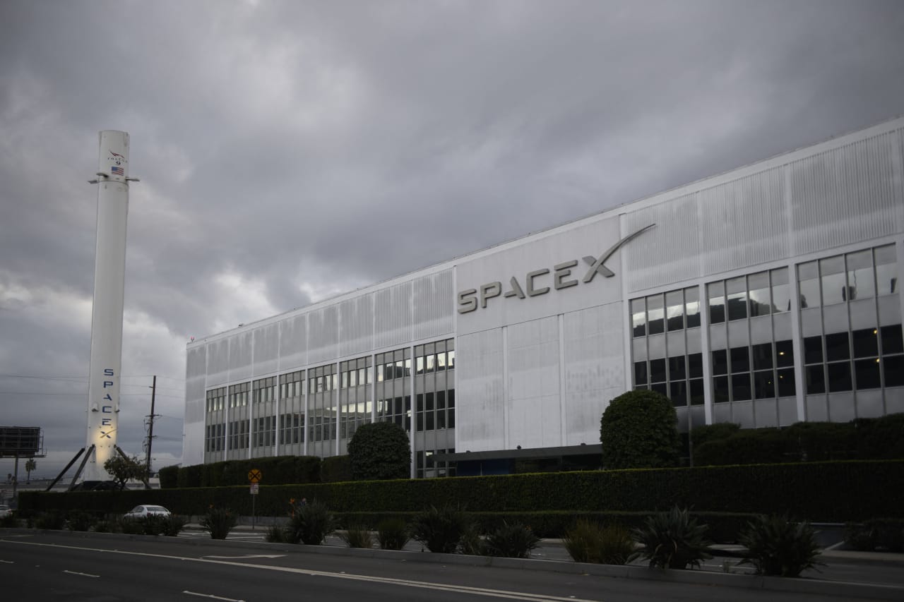 Source-feed image associated with SpaceX already needs to raise more cash, and its stock is falling 10%