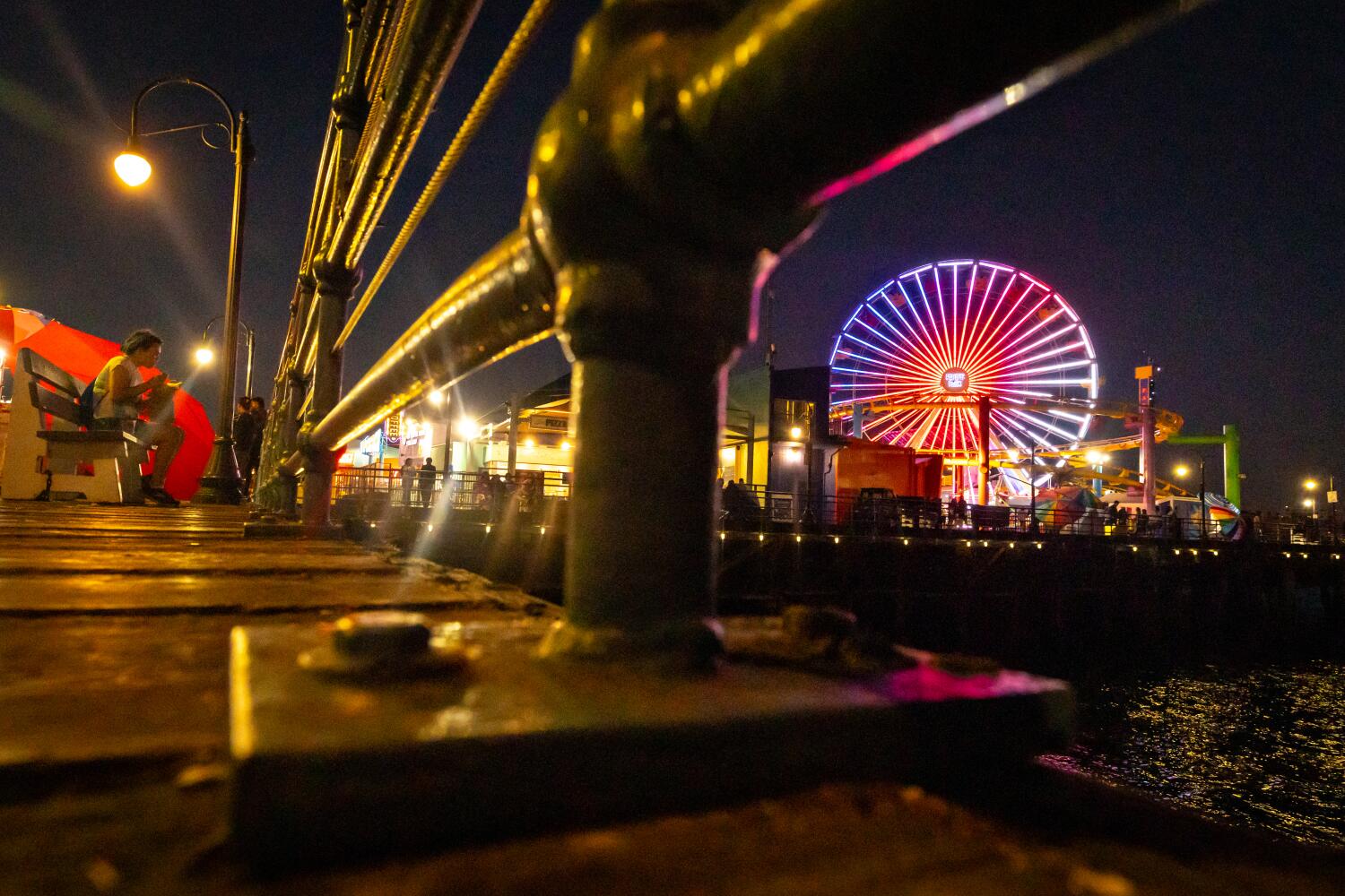 Source-feed image associated with Robbery turns into shooting near Santa Monica Pier