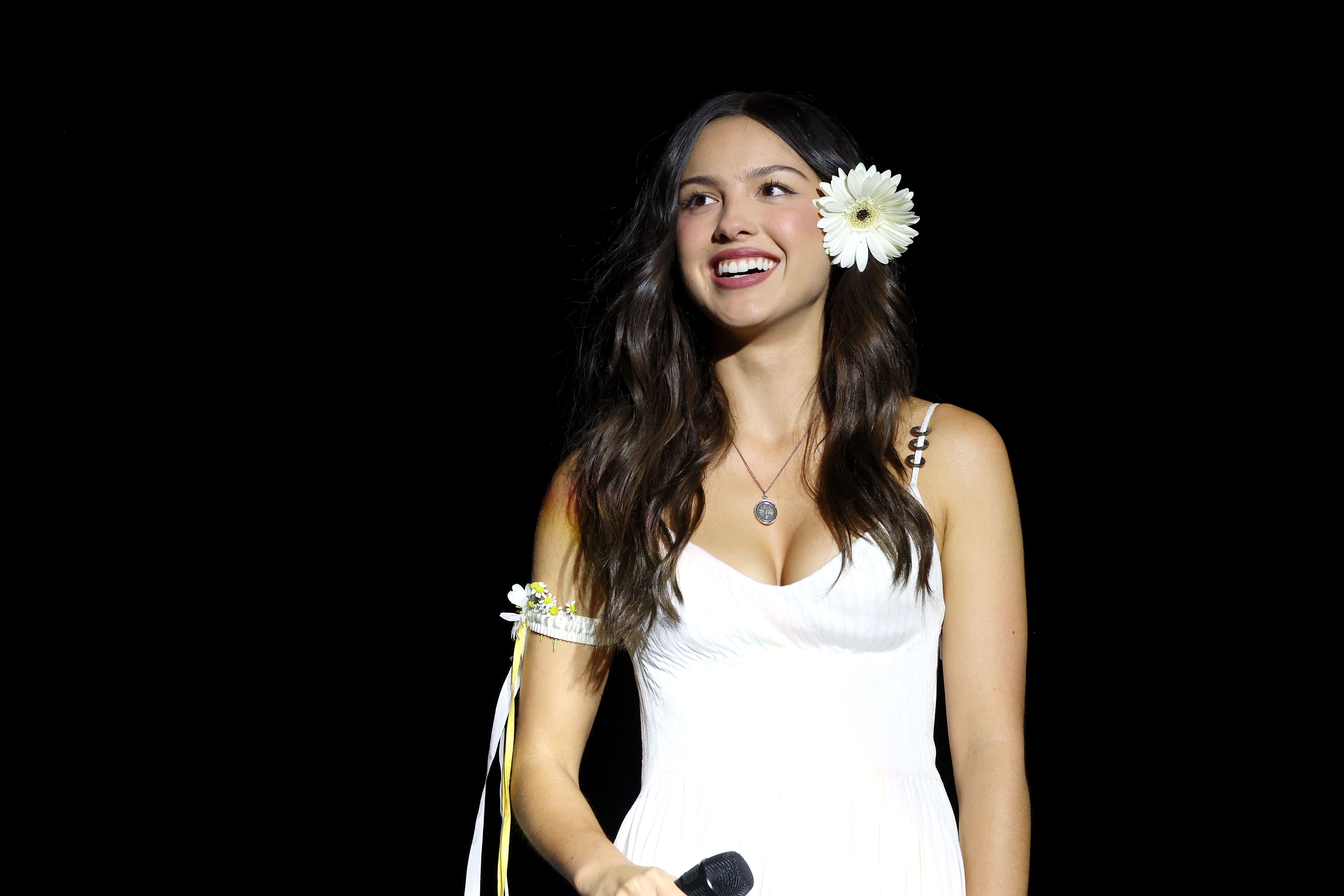 Source-feed image associated with Watch Olivia Rodrigo Sing “Landslide” with Stevie Nicks at Daisy Chain Fields