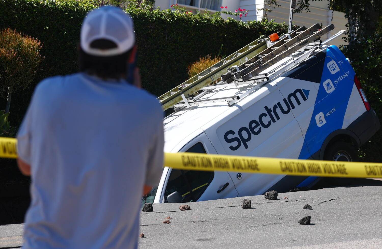 Image from linked report: Broken water main spawns sinkhole in Los Feliz, traps Spectrum van