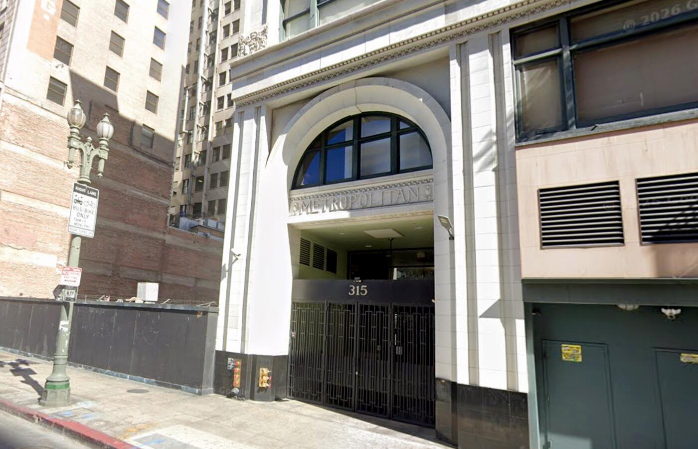 Source-feed image associated with Landmark downtown apartment tower faces foreclosure