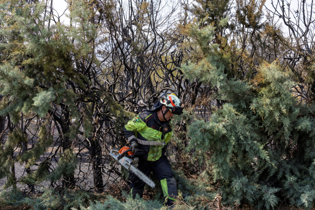 Source-feed image associated with Spanish firefighters describe how 'alarming' blaze is forcing them to change tactics