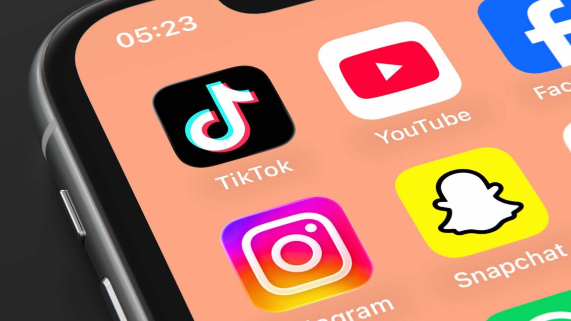Source-feed image associated with UK to ban social media for kids under 16, may impose overnight curfews