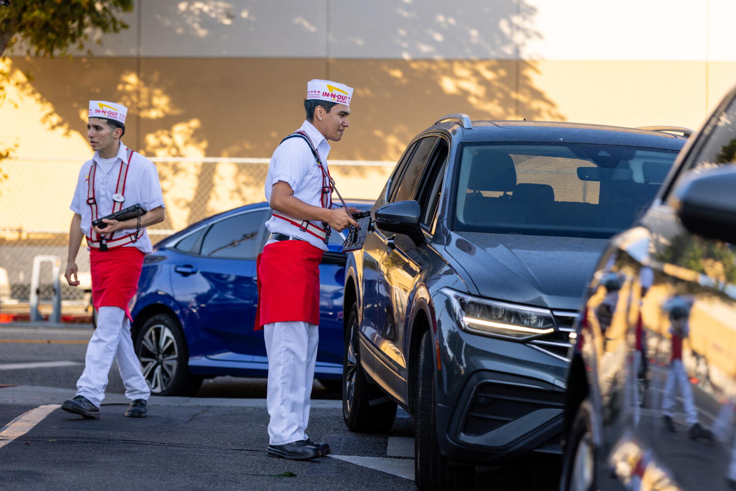 Source-feed image associated with L.A. fast-food workers could get more predictable schedules, labor rights training