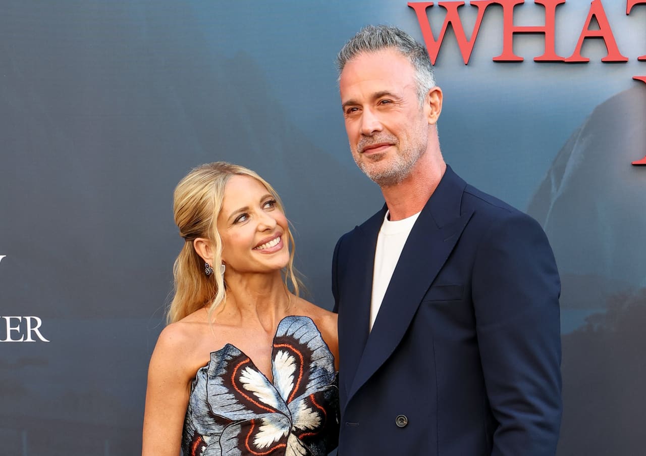 Source-feed image associated with Sarah Michelle Gellar and Freddie Prinze Jr. list $10.5 million private enclave in L.A.