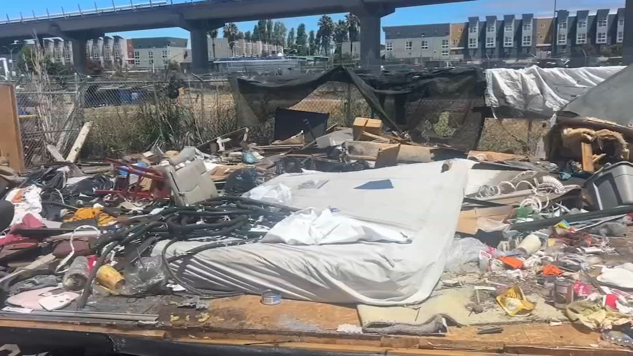 Source-feed image associated with Oakland revives controversial plan to pay unhoused residents to clean areas around encampments