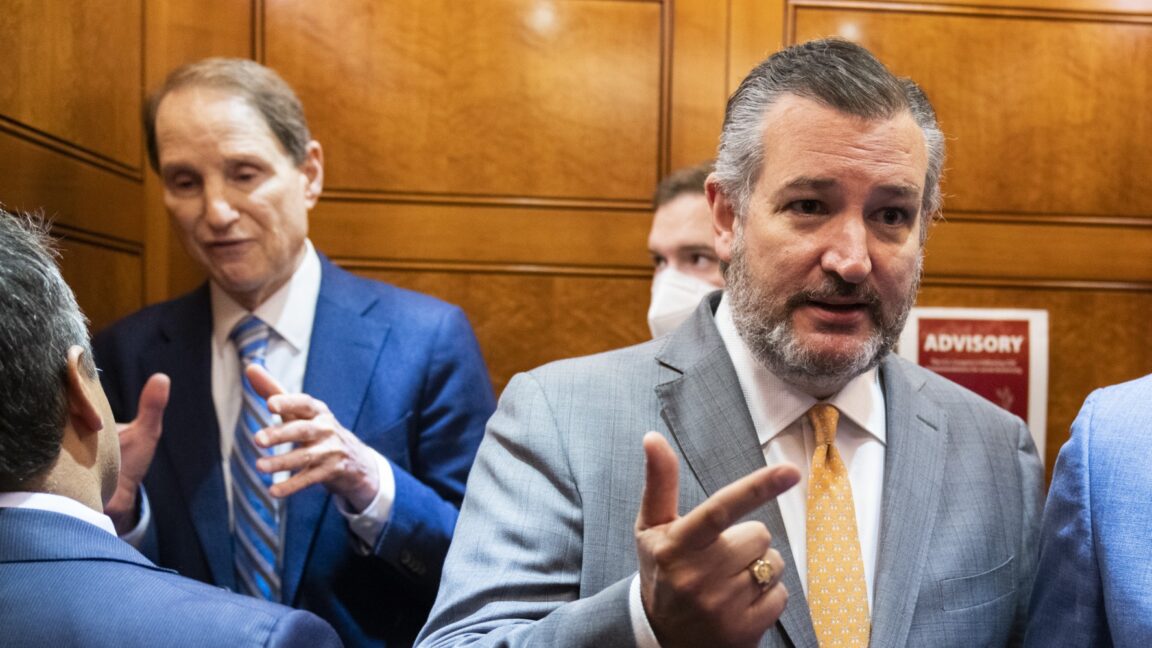 Source-feed image associated with Ted Cruz and Ron Wyden try to fight censorship with bipartisan JAWBONE Act