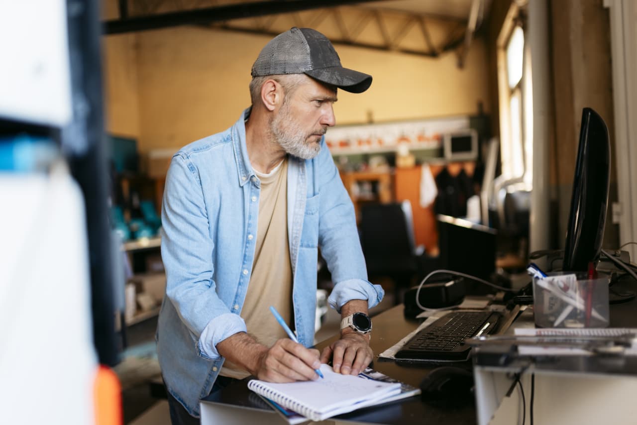 Source-feed image associated with Nearly half of workers 55 and older don’t plan on using AI in their jobs. How to make it work for you.