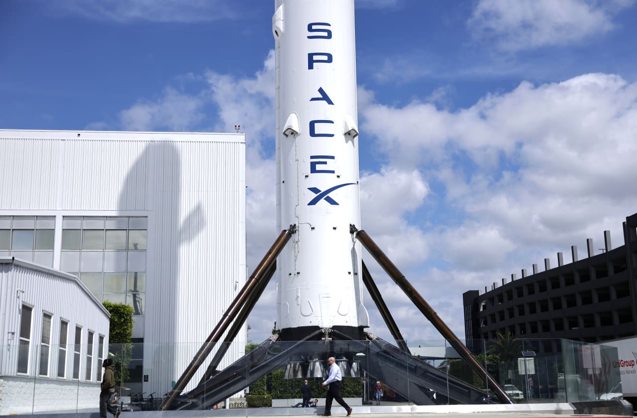 Source-feed image associated with SpaceX just won a $2 billion contract to make satellites for the Space Force