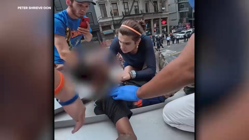Source-feed image associated with Off-duty first responders help save man from overdose at Knicks parade