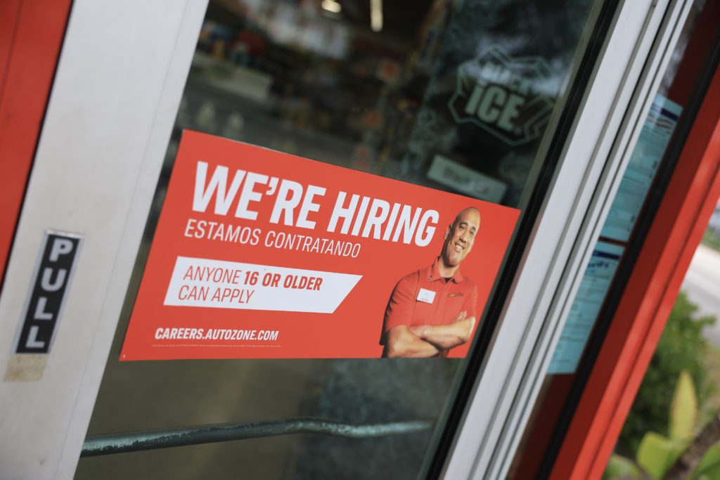 Source-feed image associated with U.S. filings for unemployment aid fall to 187,000 last week, fewest since 1969