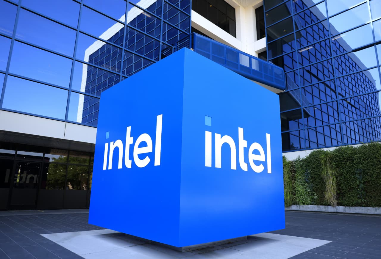 Source-feed image associated with Intel’s stock rises as investors hope memory chips can mark the next step in its turnaround
