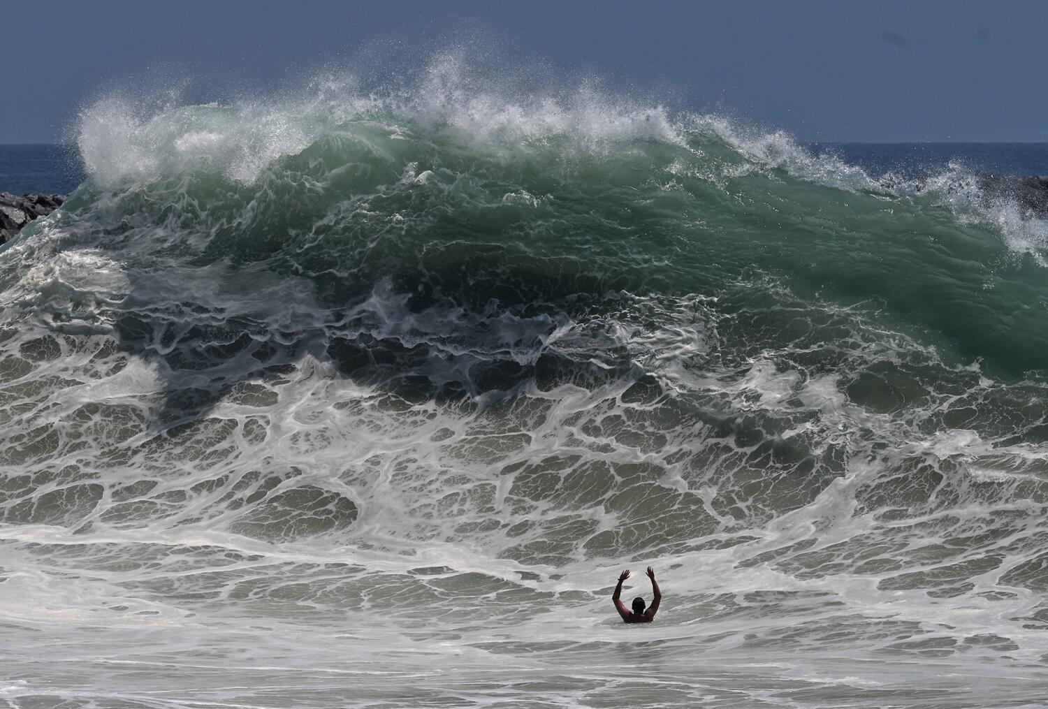 Source-feed image associated with Historic swells continue to batter California beaches. When will the surf die down?