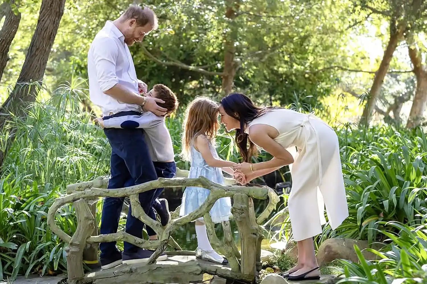 Source-feed image associated with Meghan Markle Shares a Glimpse of Her Family’s Visit to Princess Diana’s Childhood Home