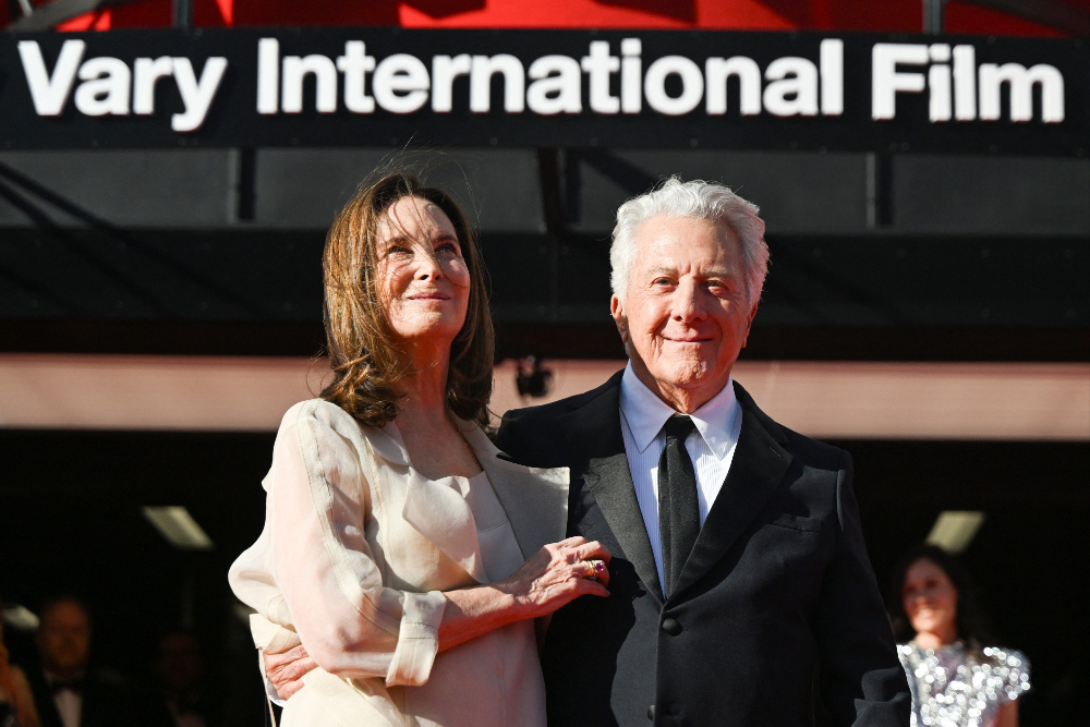 Source-feed image associated with Dustin Hoffman Says America Is as ‘Divided’ as During Vietnam War … and Jokes He Is Still Trying to Figure Out Who He Is