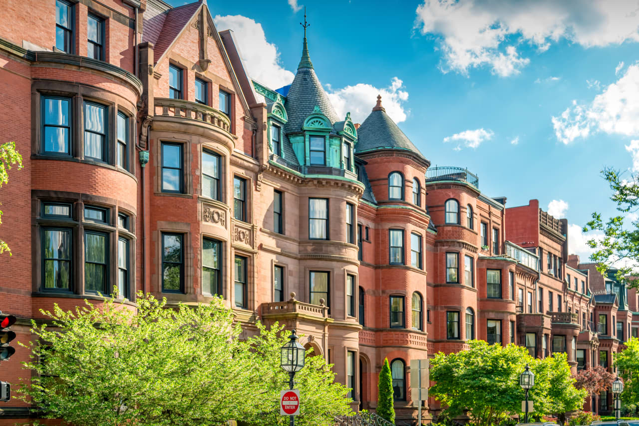 Source-feed image associated with The 10 housing markets where the most sellers have listed their homes for less than what they paid