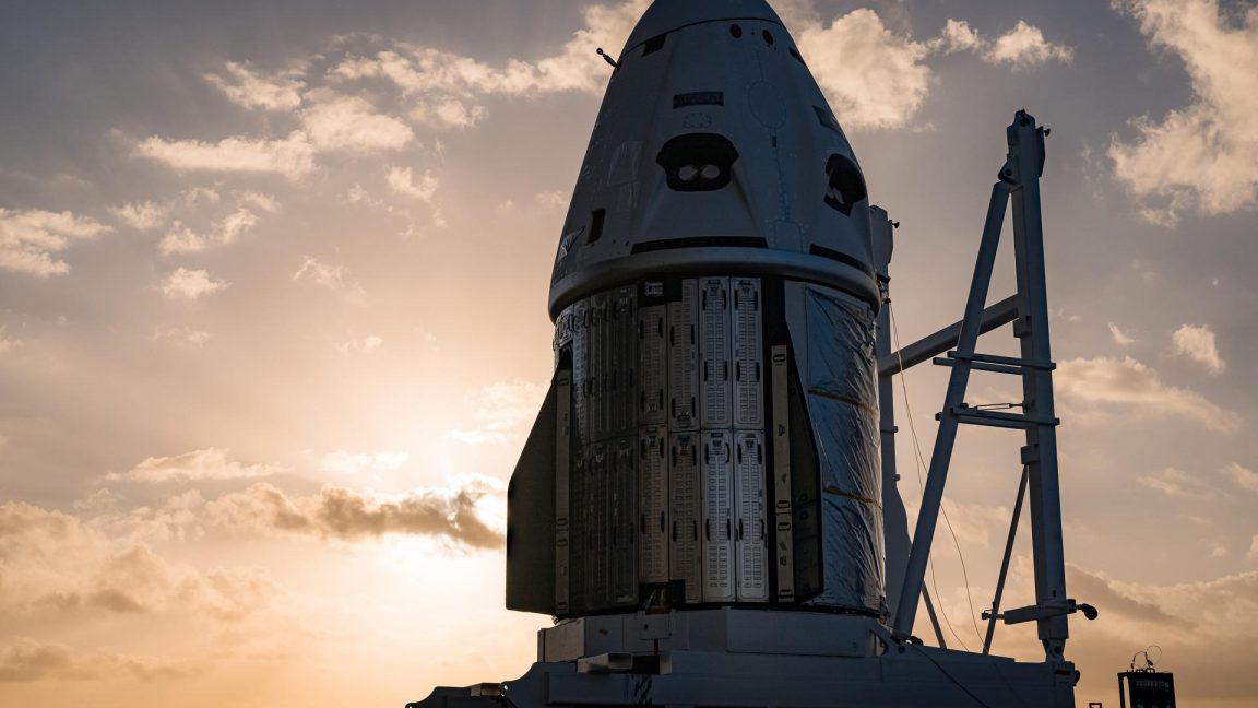 Source-feed image associated with A "disaster waiting to happen"? Industry officials worry about Crew Dragon availability.