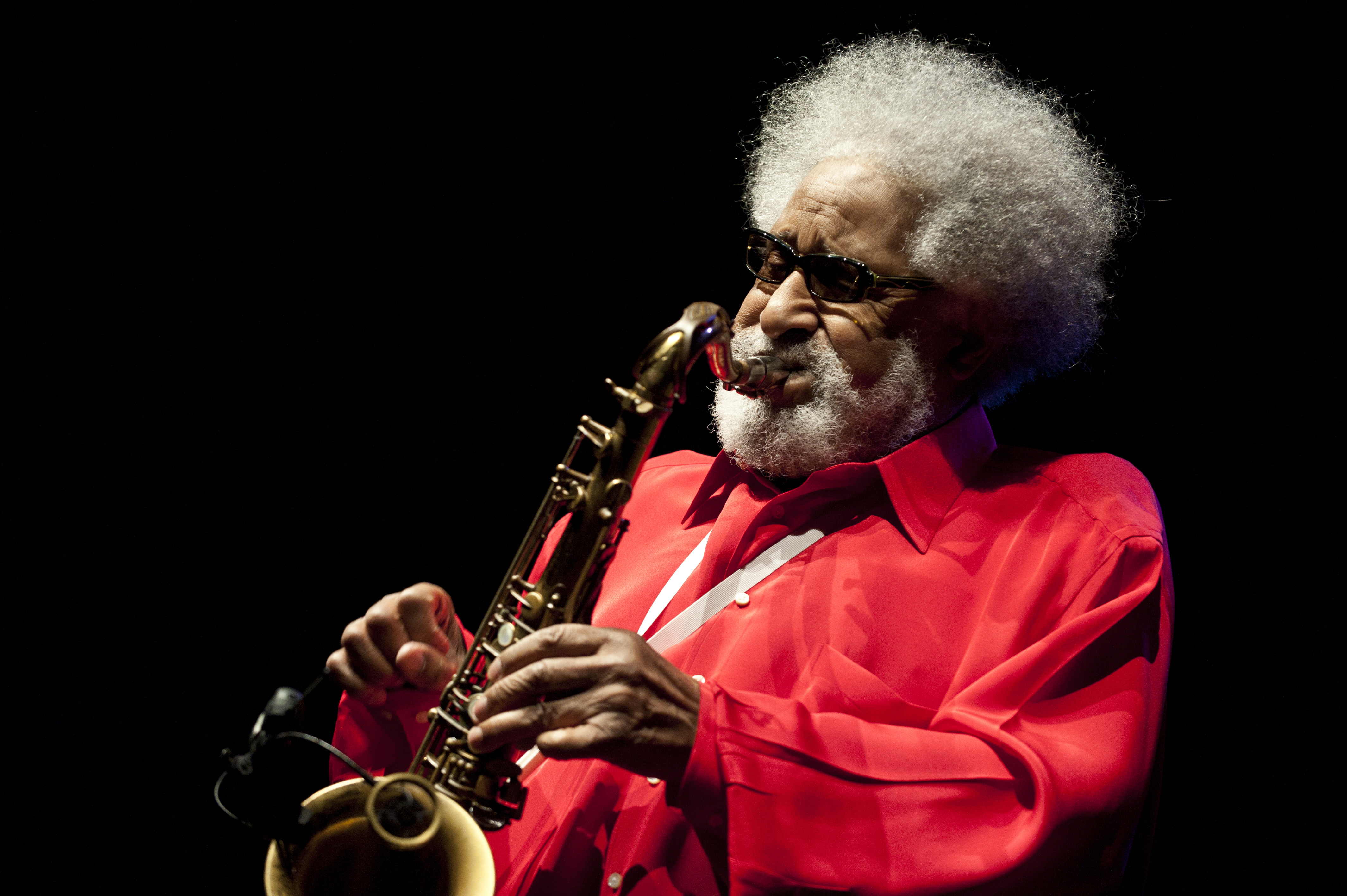 Source-feed image associated with Sonny Rollins, Jazz’s ‘Saxophone Colossus,’ Dies at 95