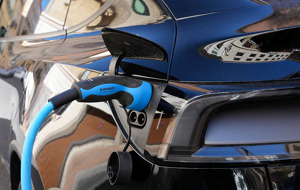 Source-feed image associated with EV batteries last longer than drivers feared