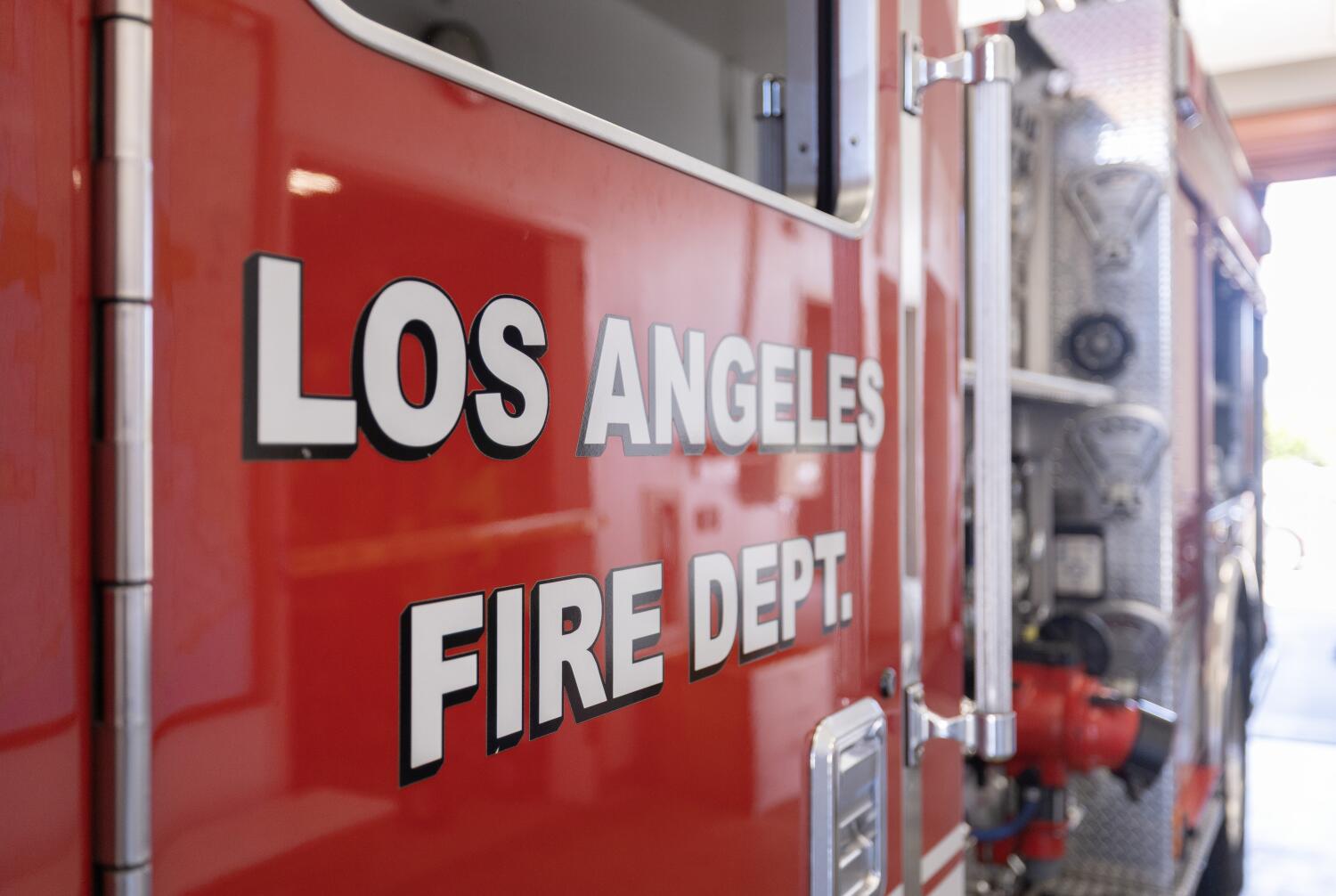Source-feed image associated with Evacuation warning lifted in Encino as crews gain upper hand on brush fire
