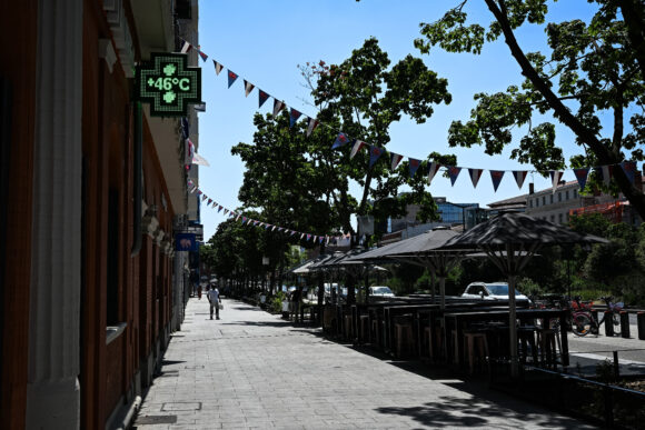 Source-feed image associated with Heat Wave Breaks French and UK Records as Temperatures Soar
