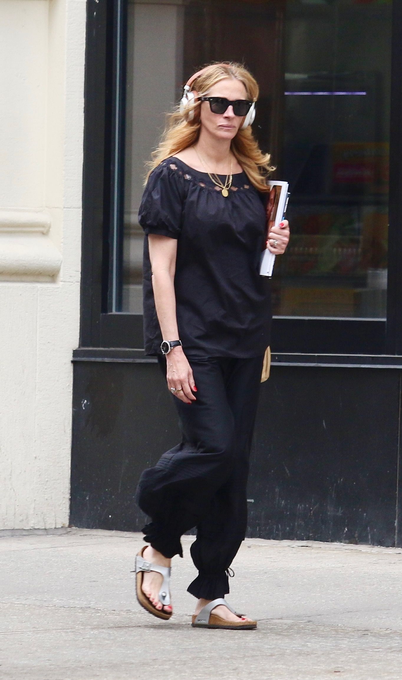 Source-feed image associated with Julia Roberts Finishes Her Outfit With an Unexpected Accessory