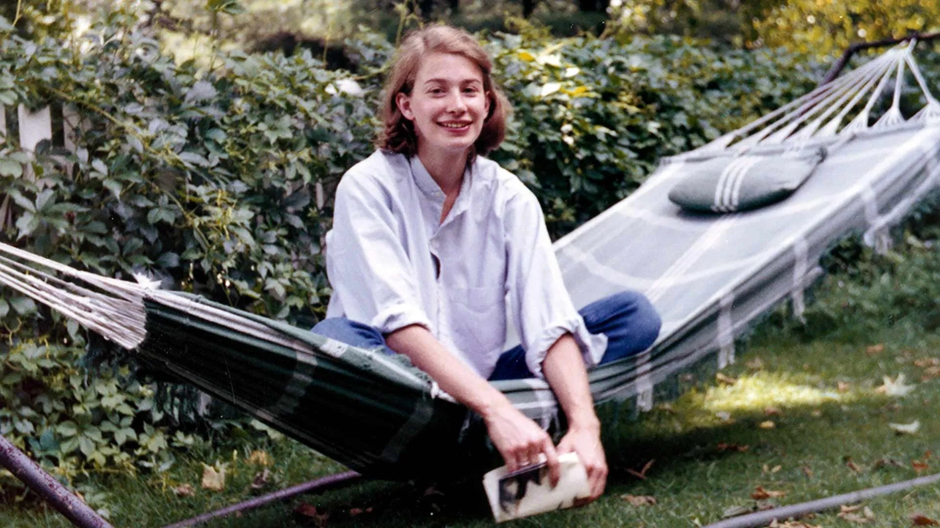 Source-feed image associated with ‘Mary Oliver: Saved by the Beauty of the World’ Review: A Portrait of America’s Favorite Poet That Reckons With Her Popularity and Her Privacy